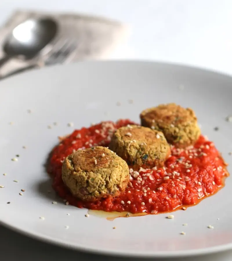 Polpette di ceci alle erbe con sugo alle verdure ricetta