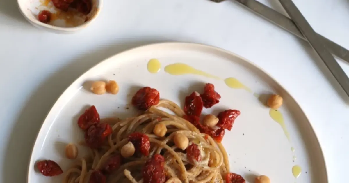 Pasta con crema di melanzane, pomodorini al forno e ceci Ricetta Cucina Botanica
