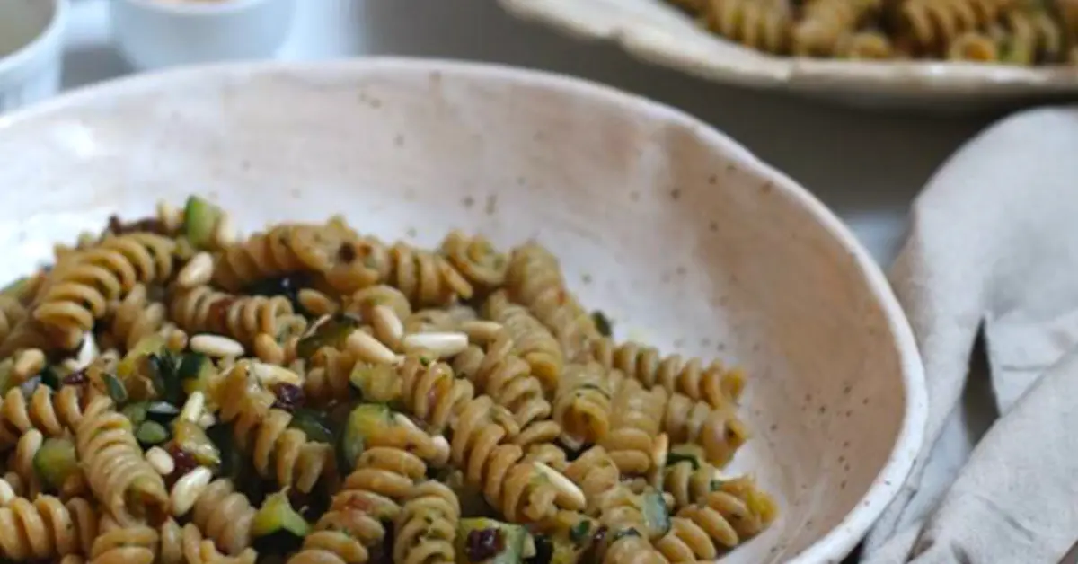 Pasta con zucchine, uvetta e pinoli Ricetta Cucina Botanica