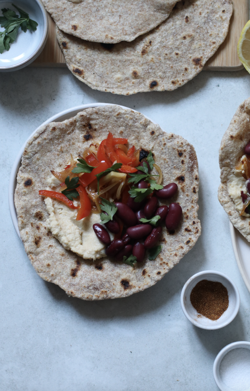 Piadine vegane e integrali, con hummus e verdure saltate ricetta