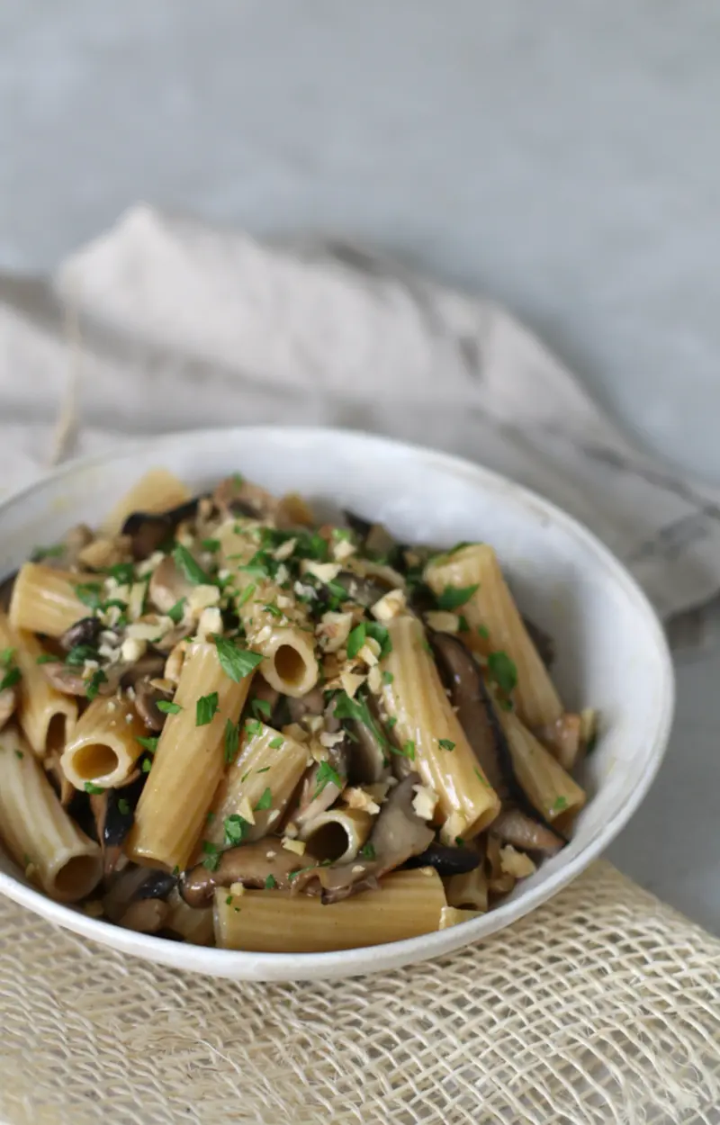 Pasta ai funghi e noci  ricetta