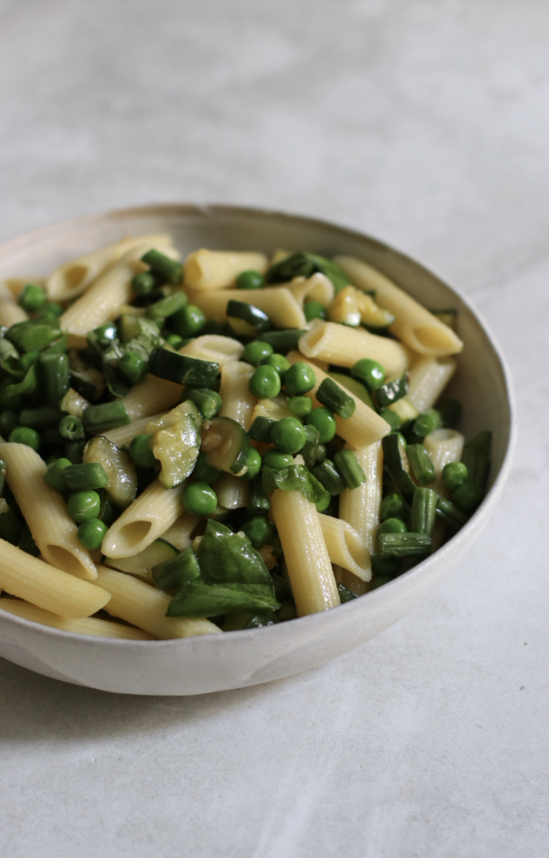 Pasta fredda con piselli, fagiolini, zucchine e basilico ricetta