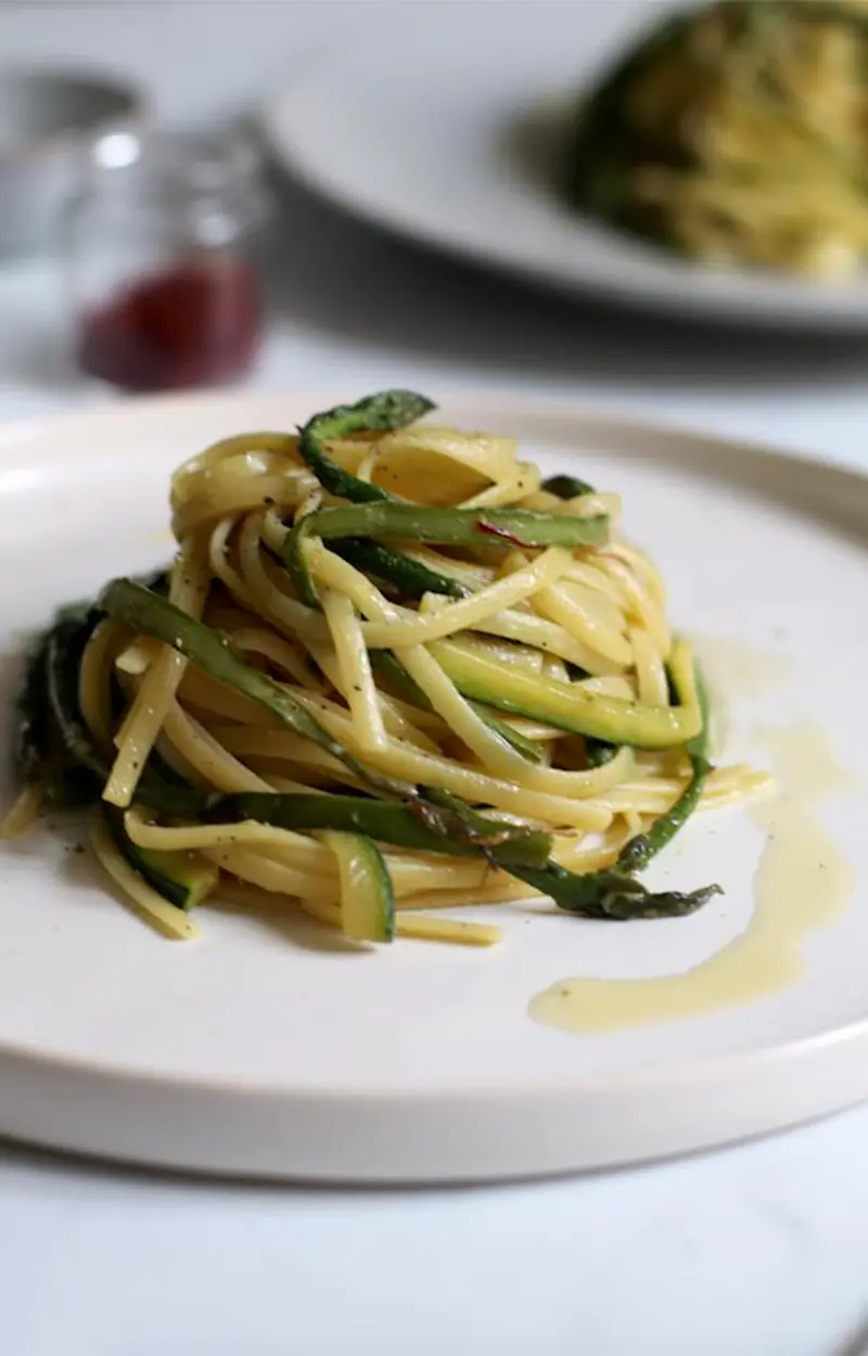 Linguine con asparagi e zucchine allo zafferano ricetta
