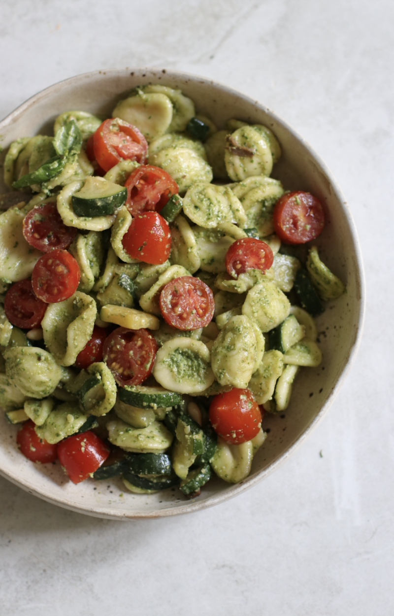 Pasta fredda con pesto di basilico, zucchine, pomodorini, olive e pinoli ricetta