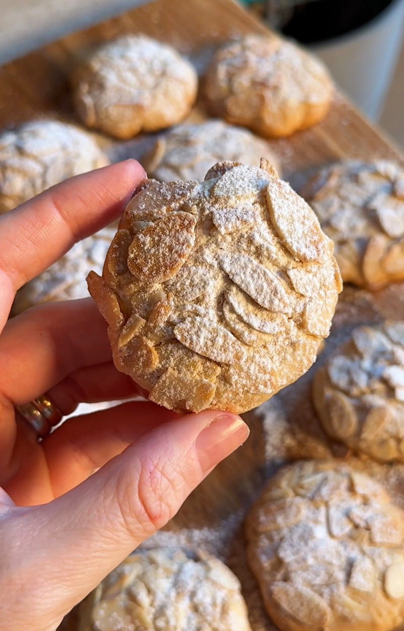 Fiocchi alle mandorle ricetta