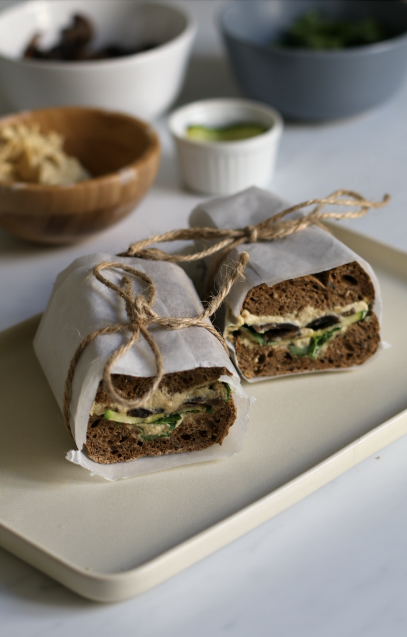 Panino con funghi, hummus, zucchine e rucola ricetta