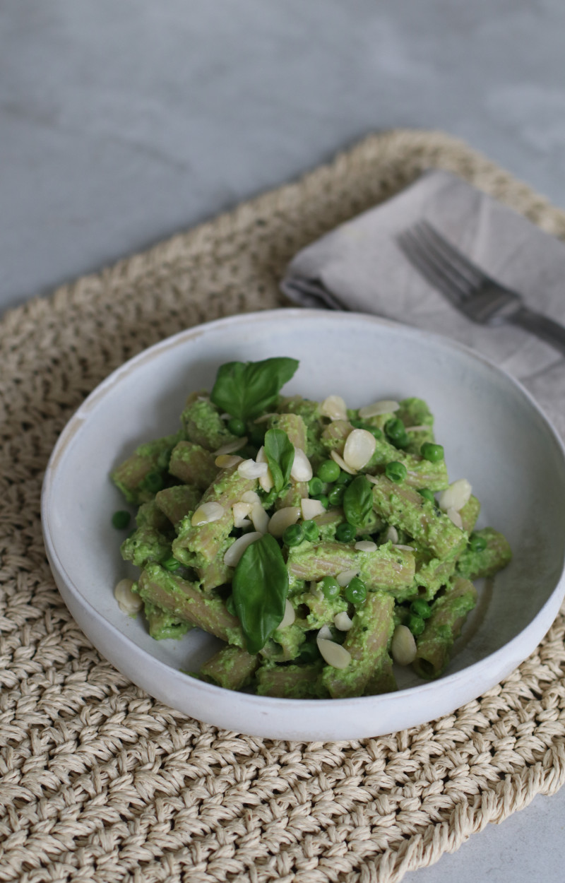 Pasta al pesto di piselli e mandorle ricetta