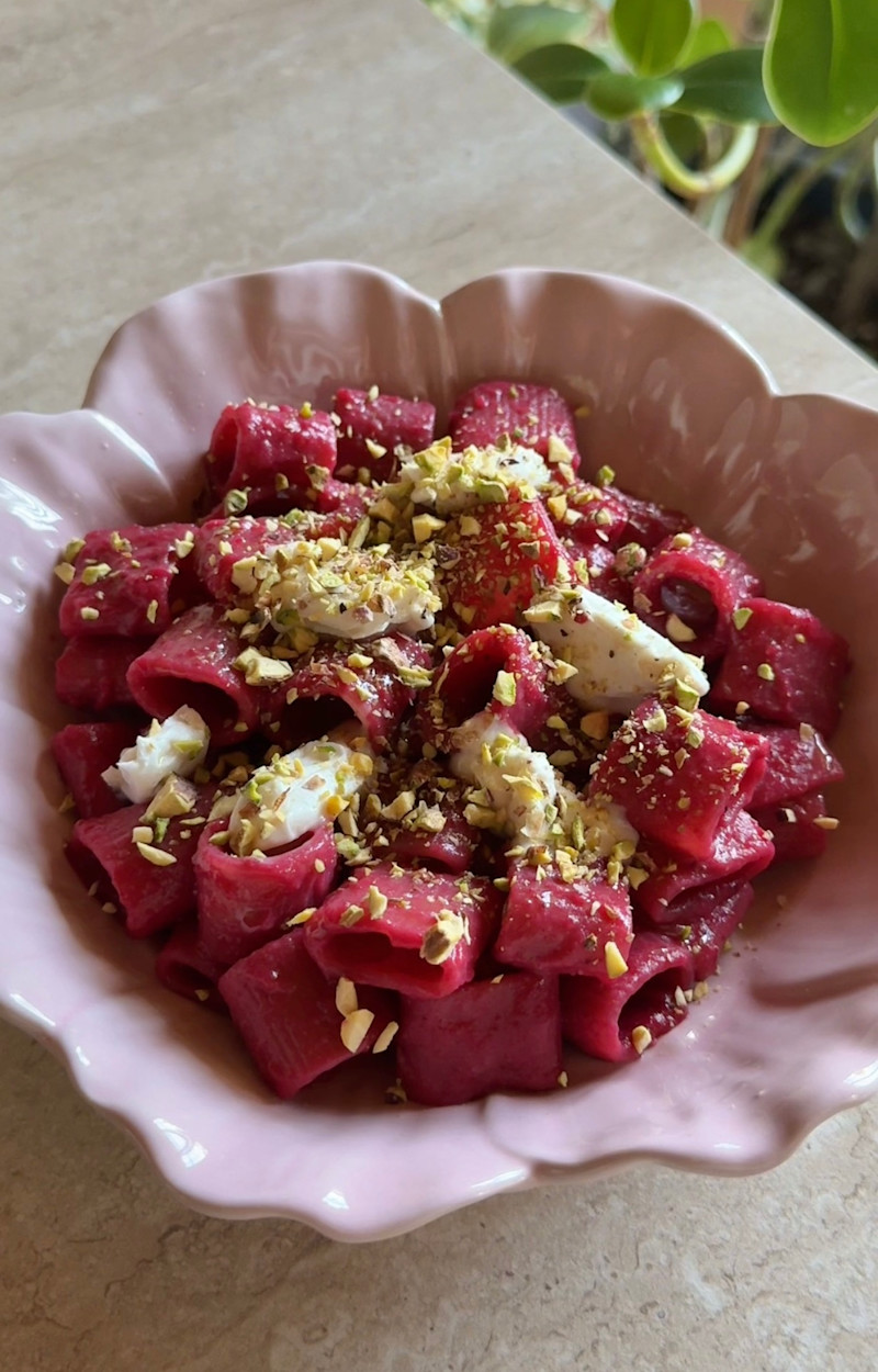 Mezzi rigatoni alla barbabietola e pistacchi ricetta