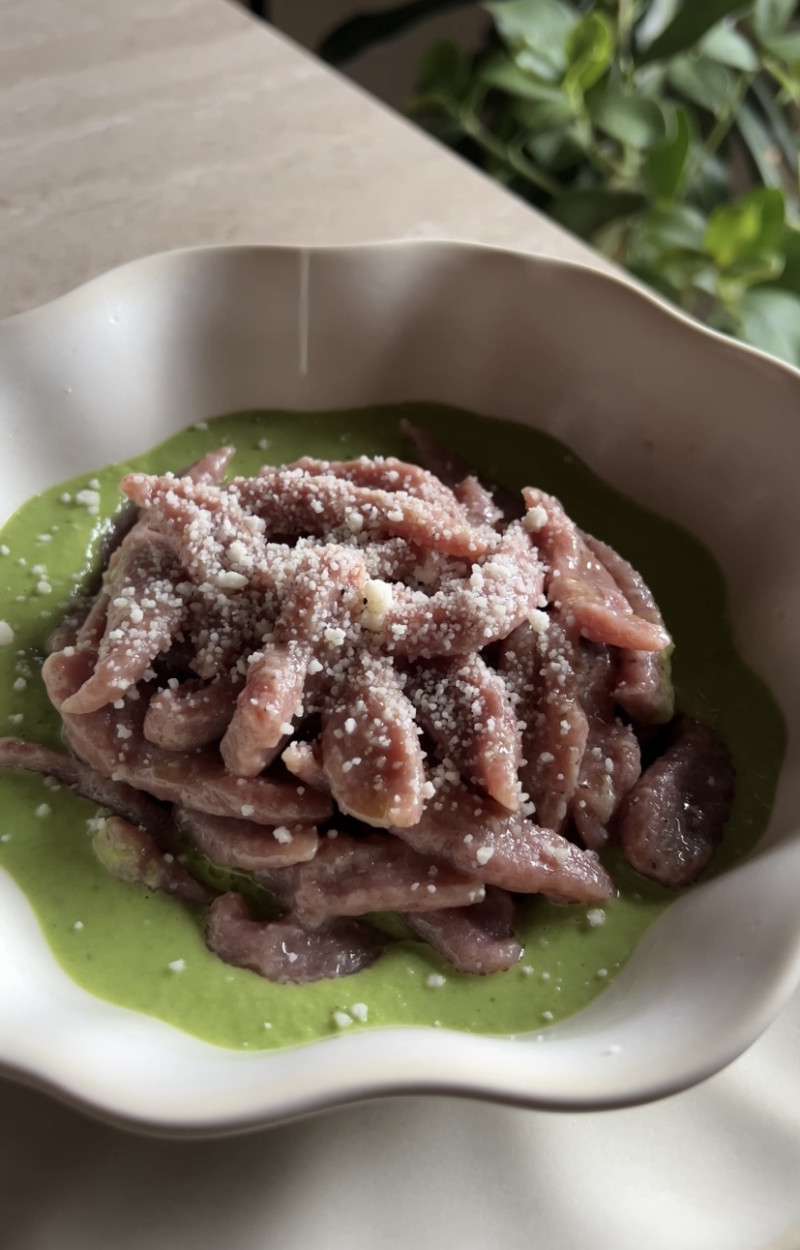 Pasta alla barbabietola su crema di piselli ricetta