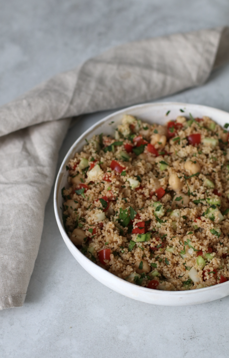 Cous cous vegano con pomodori, cetrioli e ceci ricetta