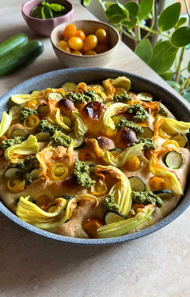 Focaccia primaverile con verdure e pesto ricetta