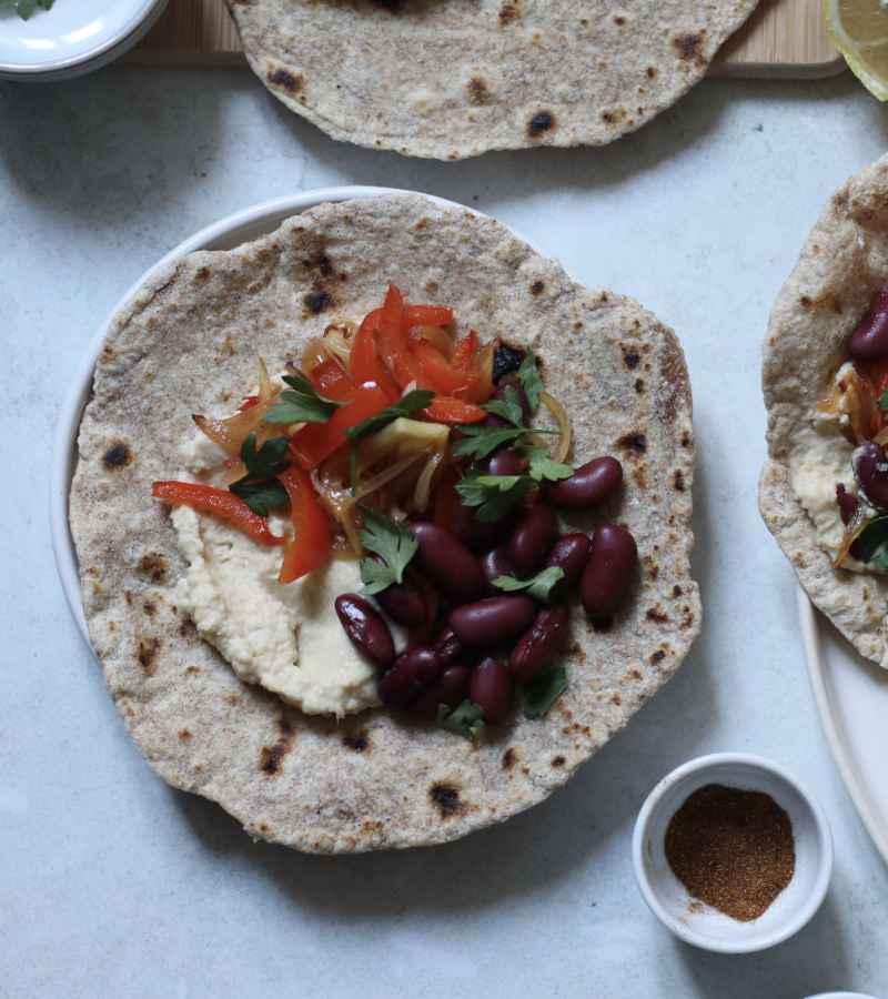 Piadine vegane e integrali, con hummus e verdure saltate ricetta