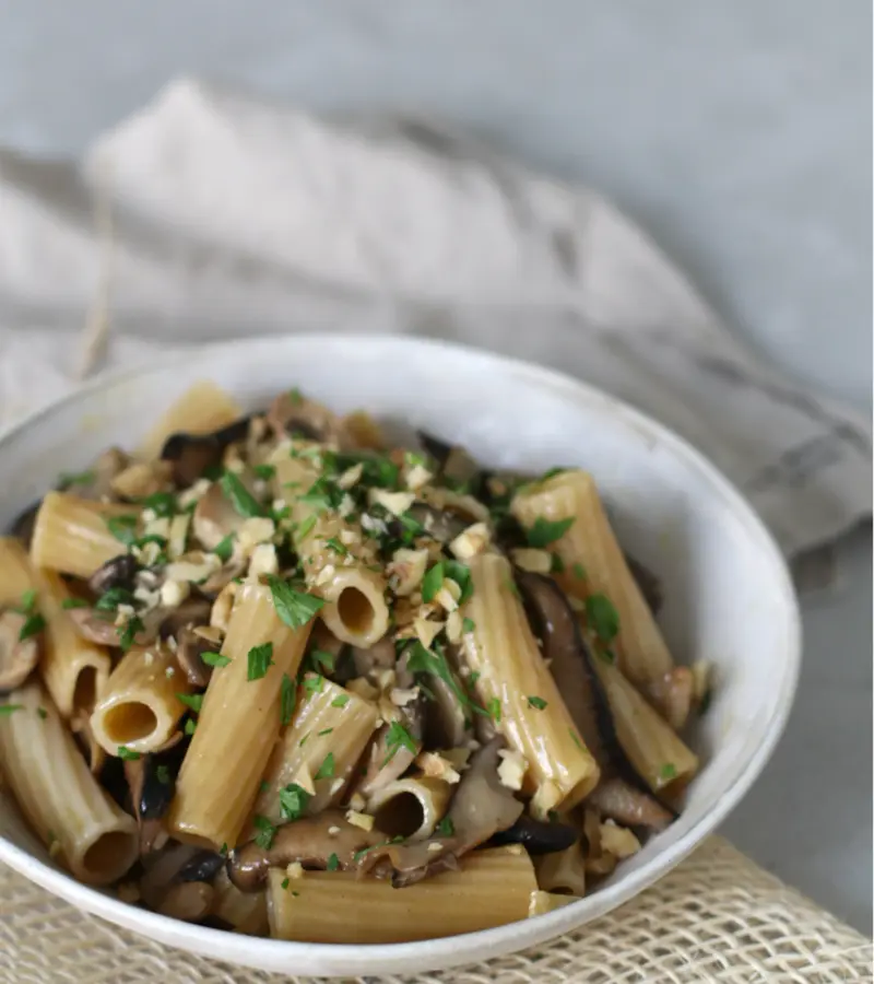 Pasta ai funghi e noci  ricetta