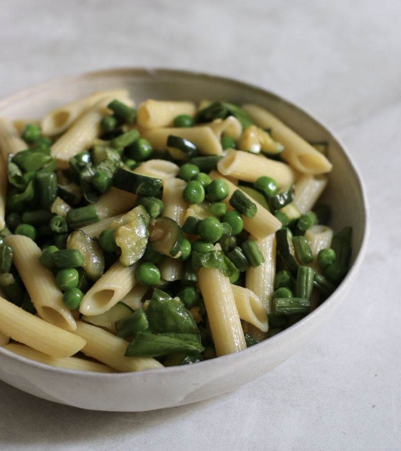 Pasta fredda con piselli, fagiolini, zucchine e basilico ricetta