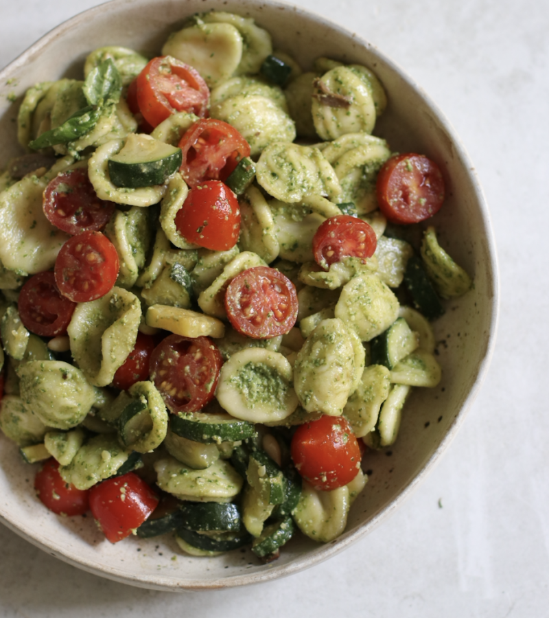 Pasta fredda con pesto di basilico, zucchine, pomodorini, olive e pinoli ricetta