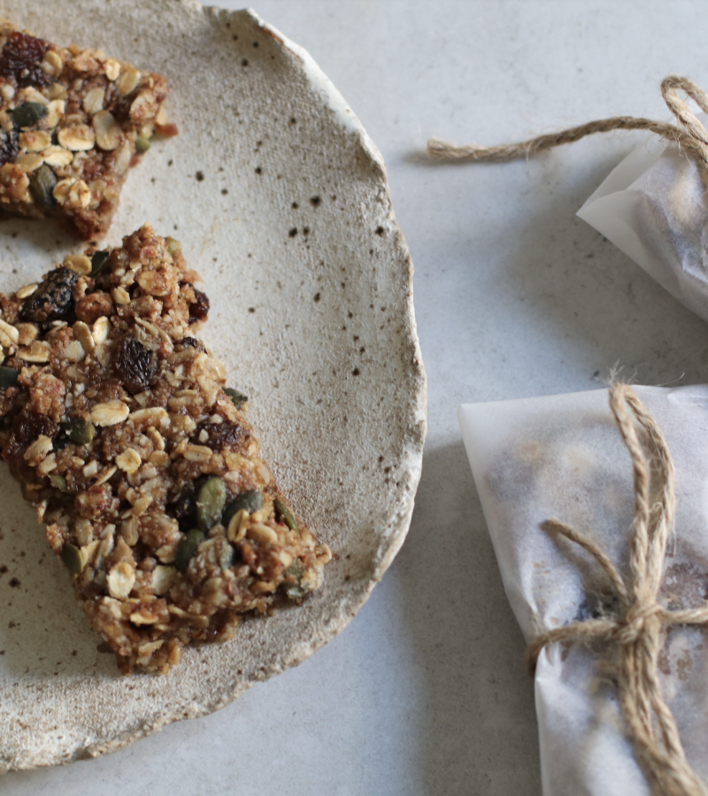 Barrette di avena, frutta secca e datteri ricetta