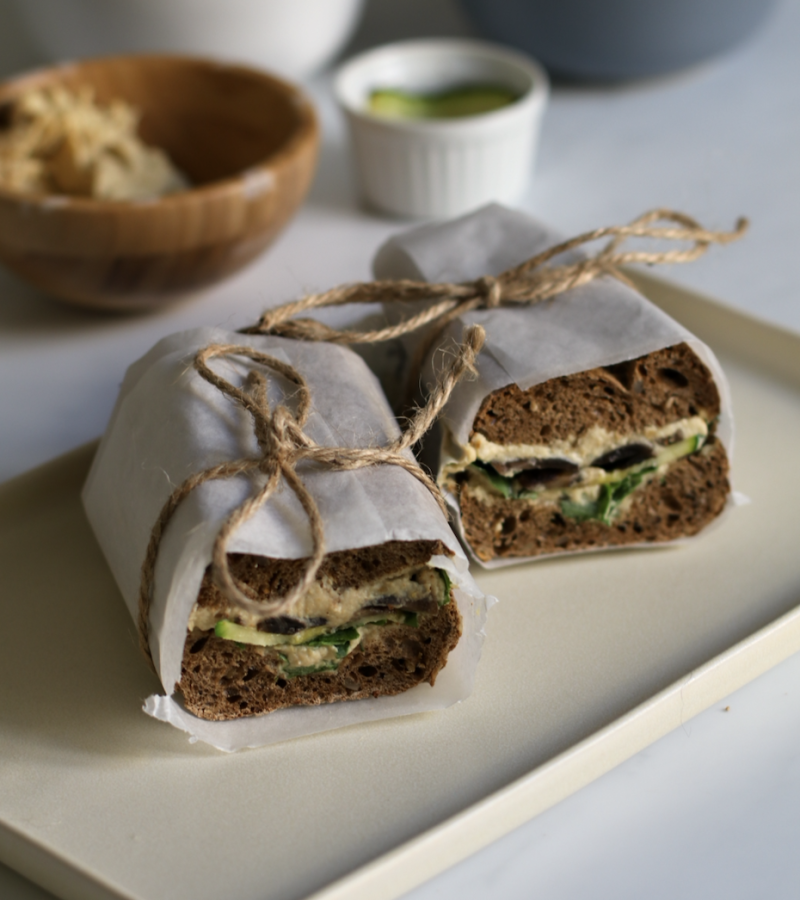 Panino con funghi, hummus, zucchine e rucola ricetta