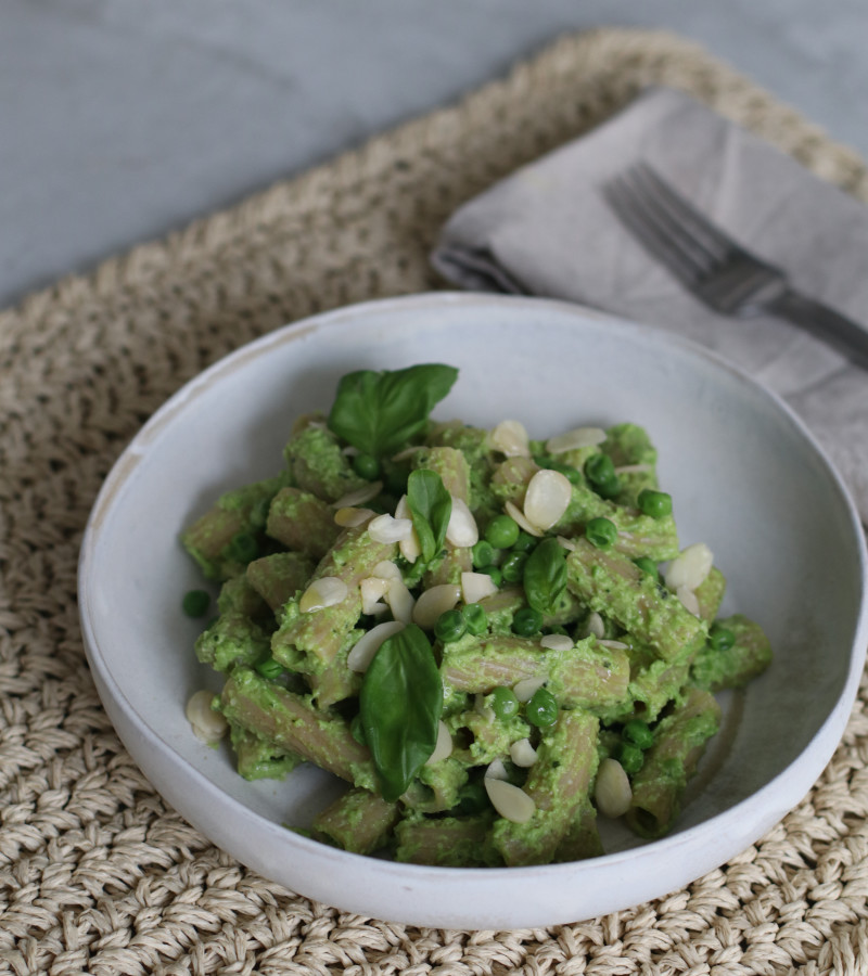 Pasta al pesto di piselli e mandorle ricetta