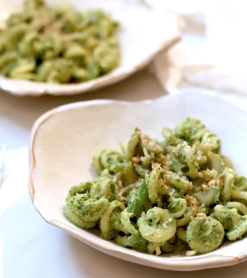 Pasta al pesto di broccoli e noci ricetta