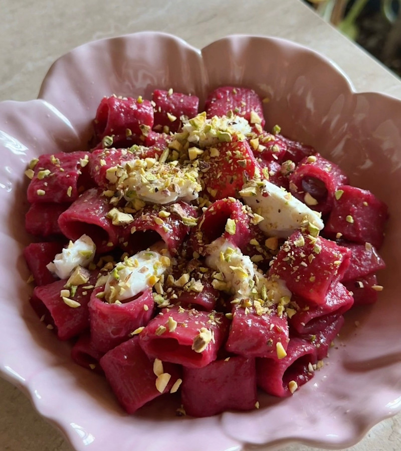 Mezzi rigatoni alla barbabietola e pistacchi ricetta
