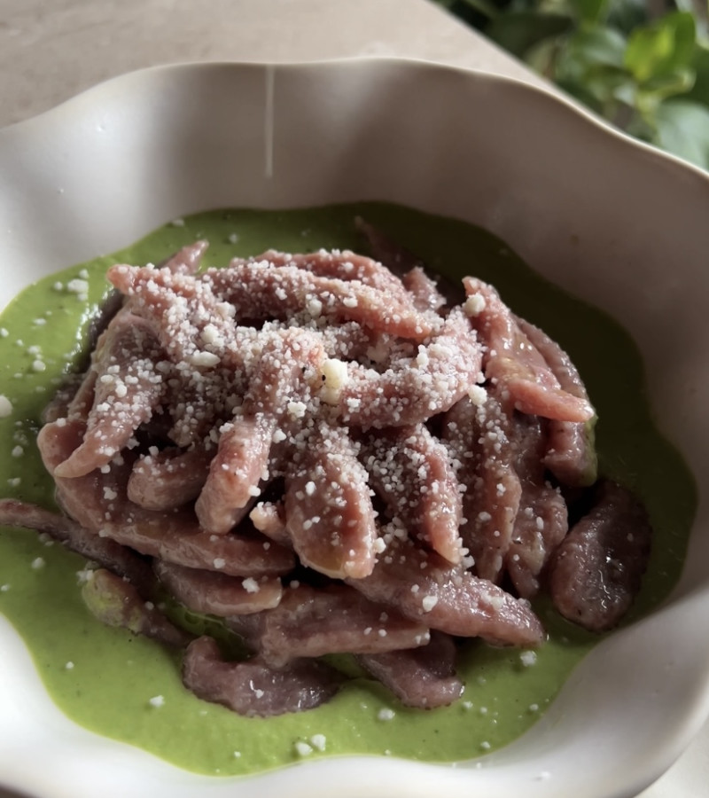 Pasta alla barbabietola su crema di piselli ricetta