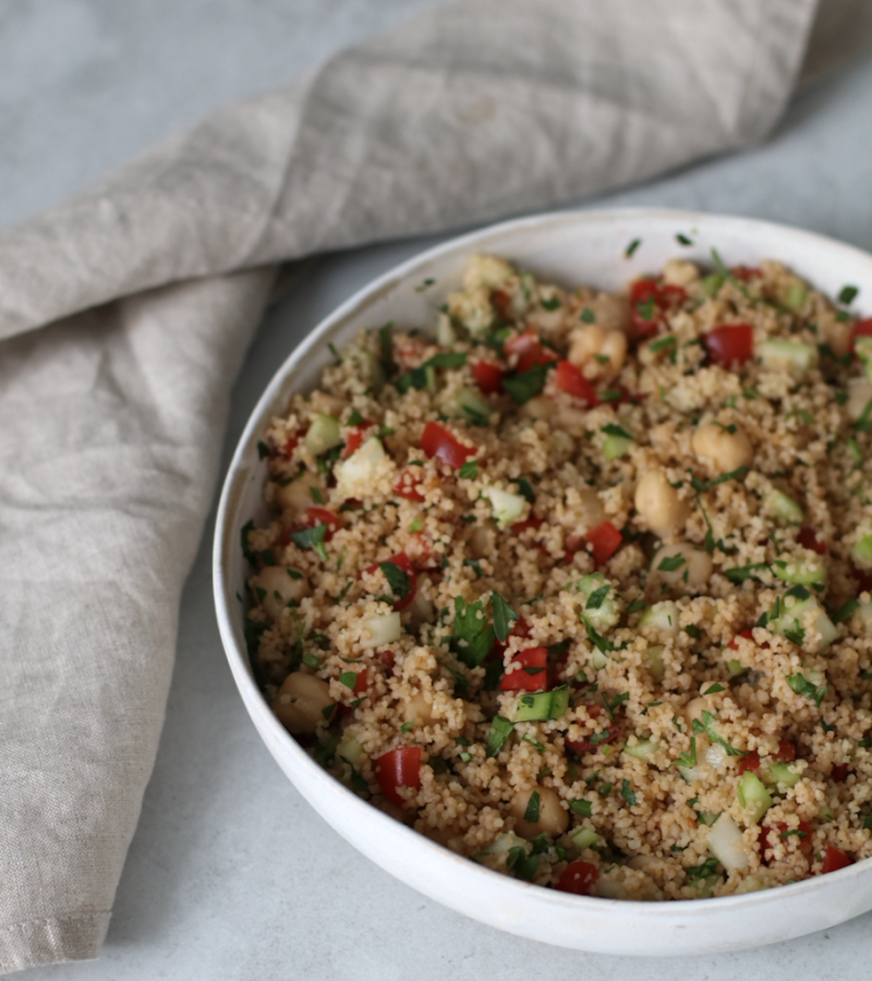 Cous cous vegano con pomodori, cetrioli e ceci ricetta