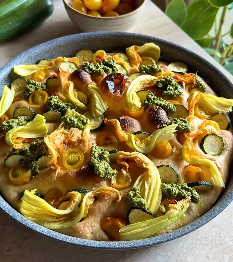Focaccia primaverile con verdure e pesto ricetta